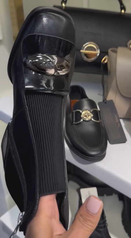Black soft-soled casual leather shoes