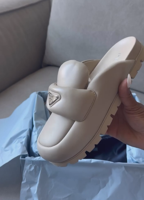 Off-white fleece-lined casual shoes