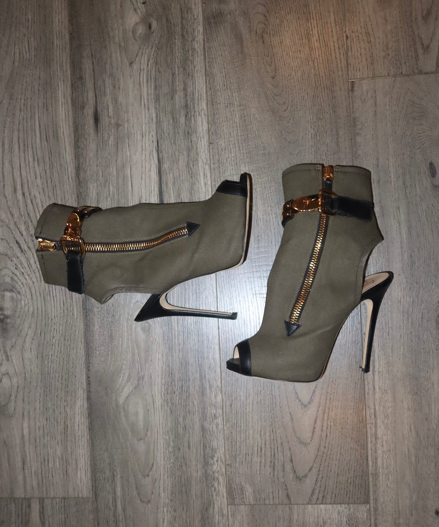 Army green and gold zipper hollow ankle boots