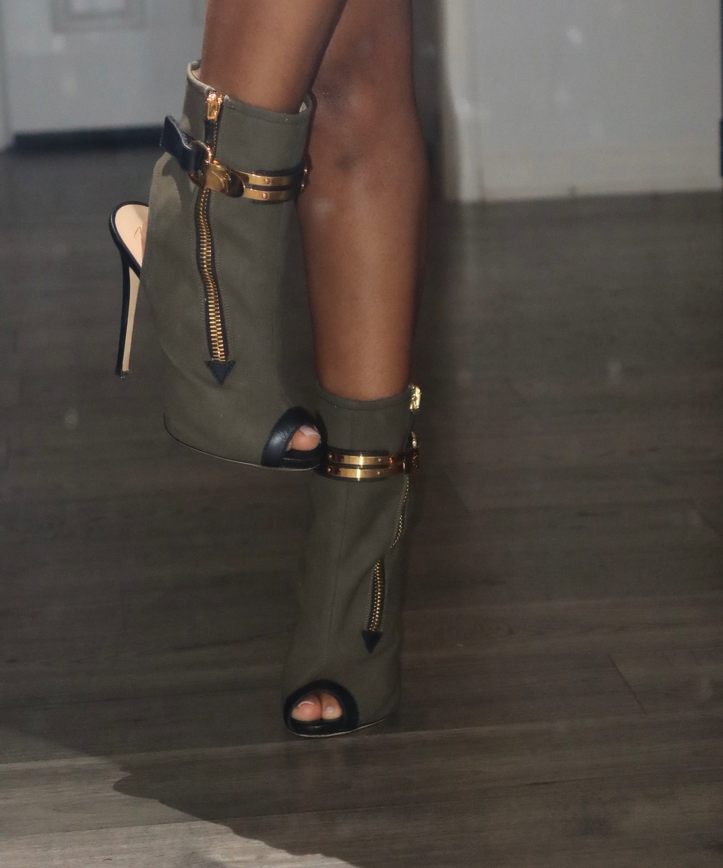 Army green and gold zipper hollow ankle boots