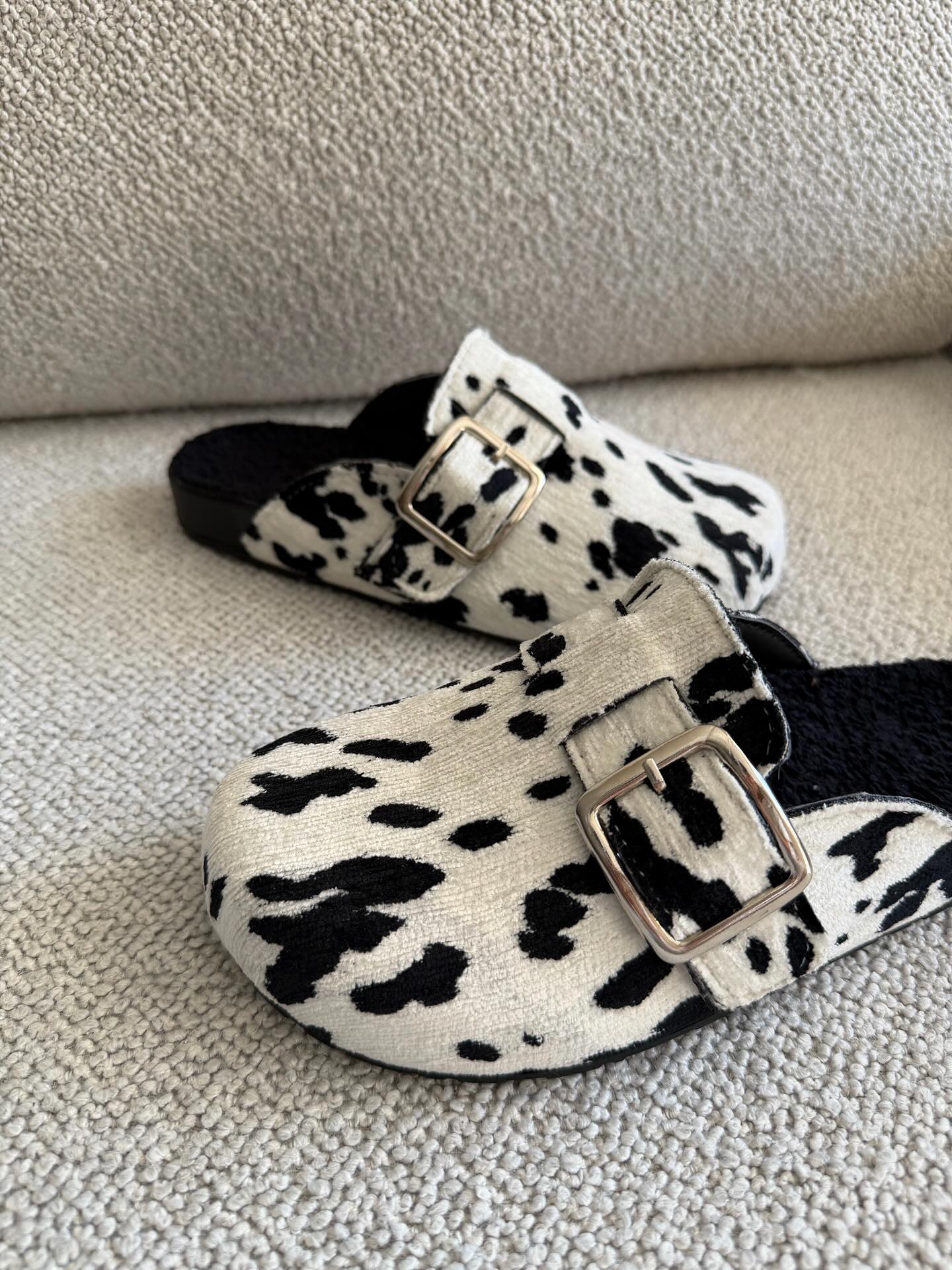 Cow-spotted velvet slippers