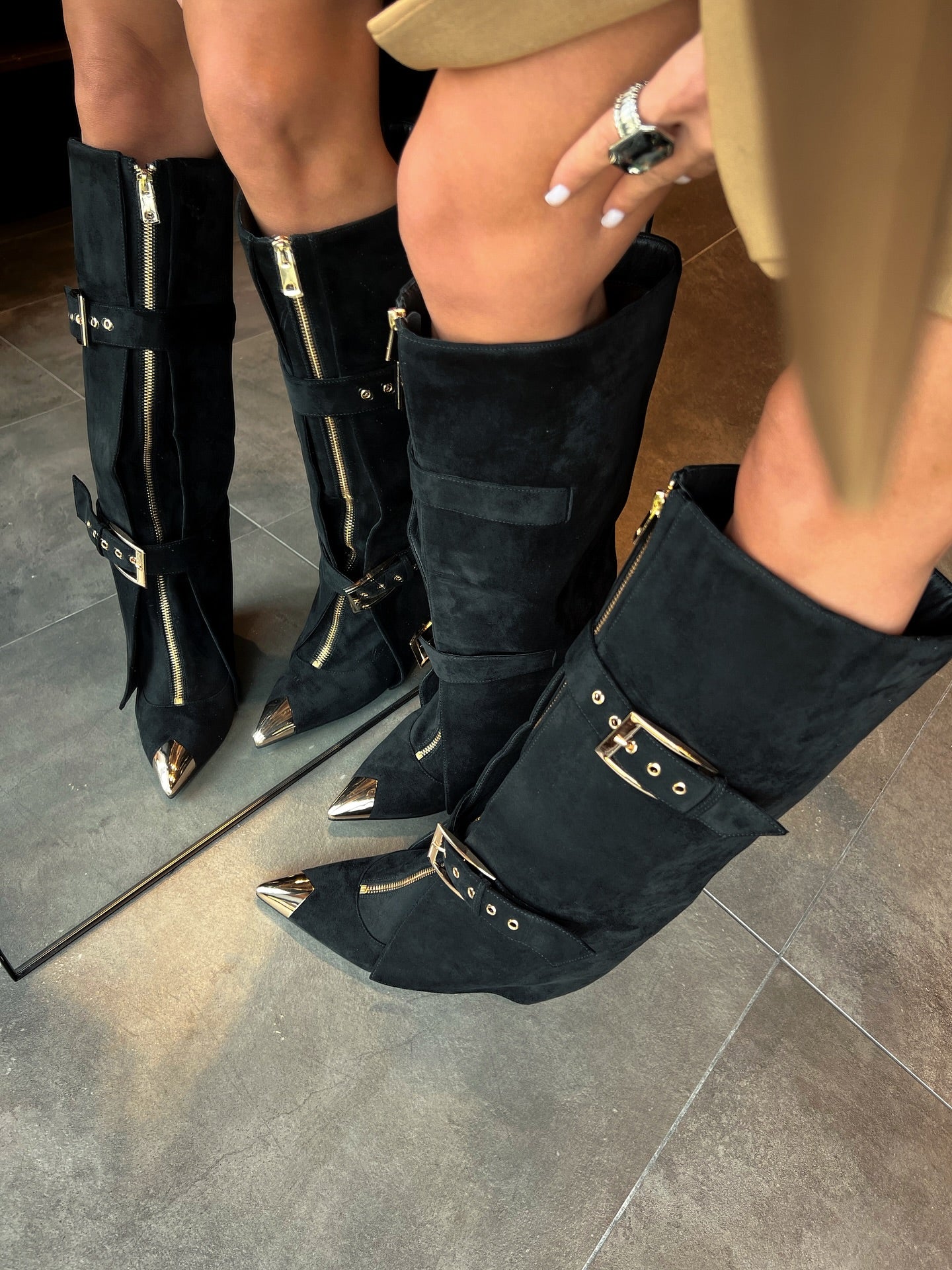 Metal buckle zipper high boots