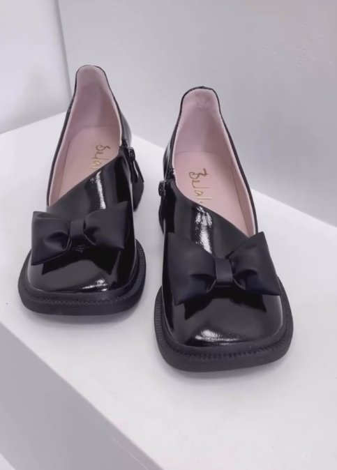 Bow leather shoes