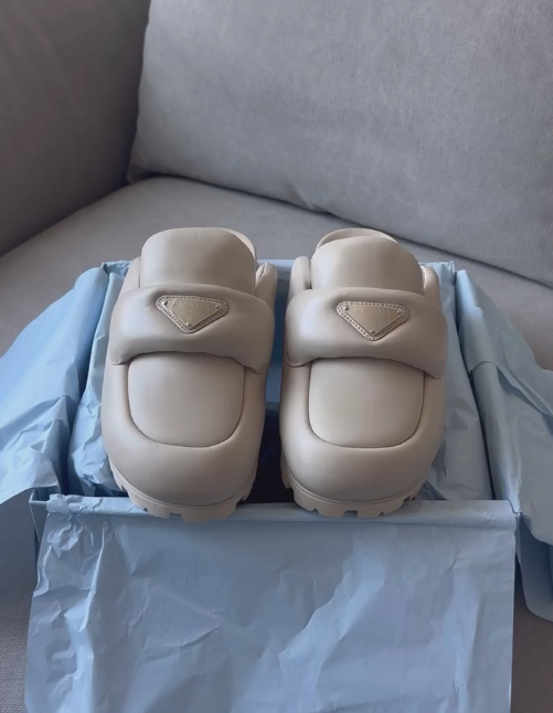 Off-white fleece-lined casual shoes