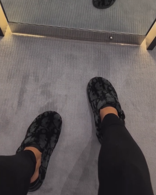 Gray and black plush casual slippers