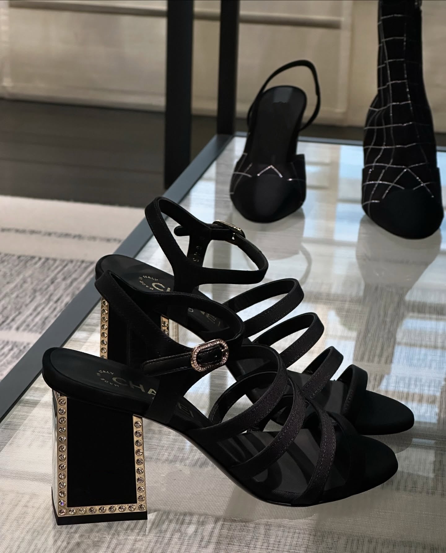 Diamond-studded high-heeled black evening sandals