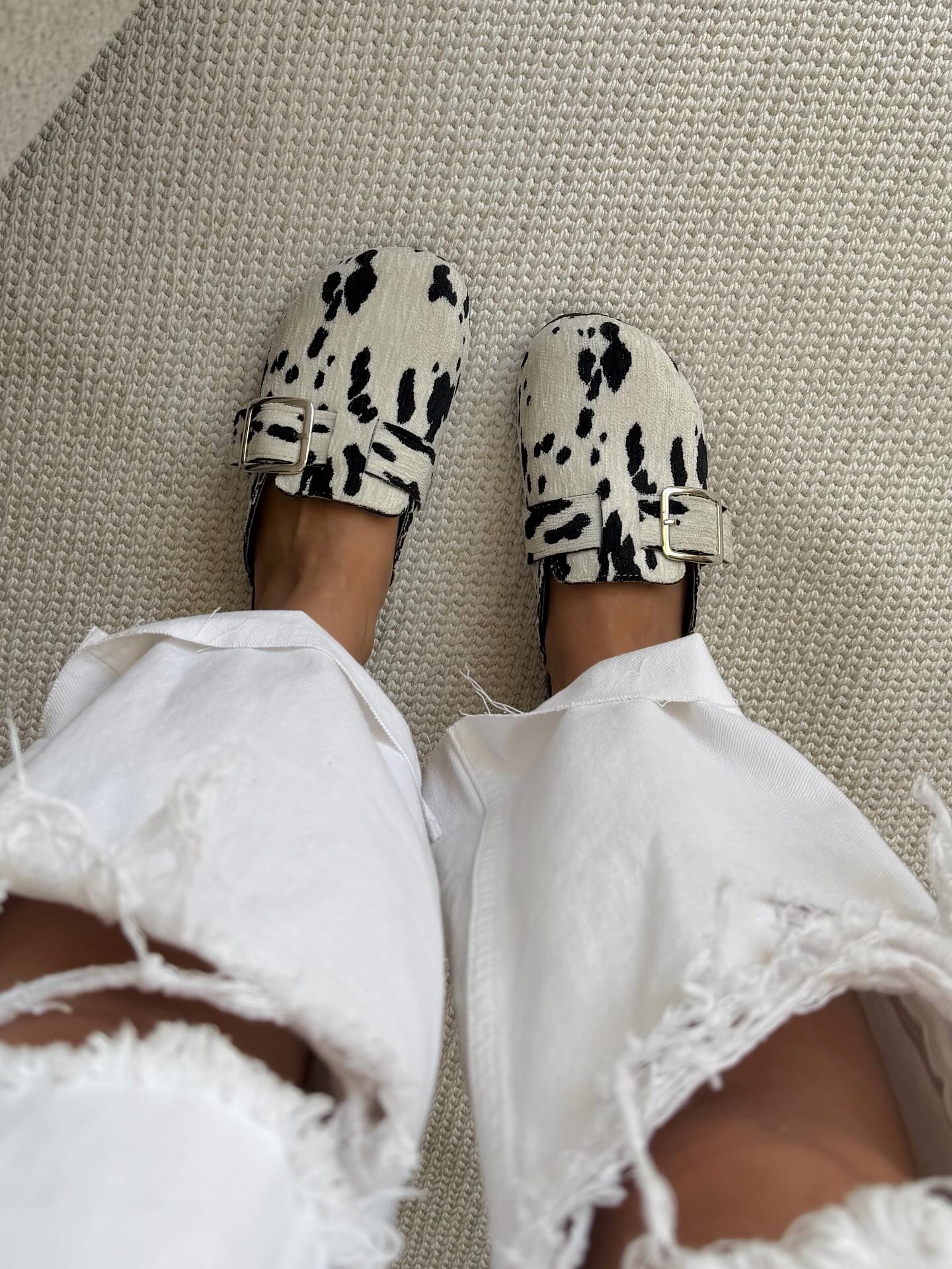 Cow-spotted velvet slippers