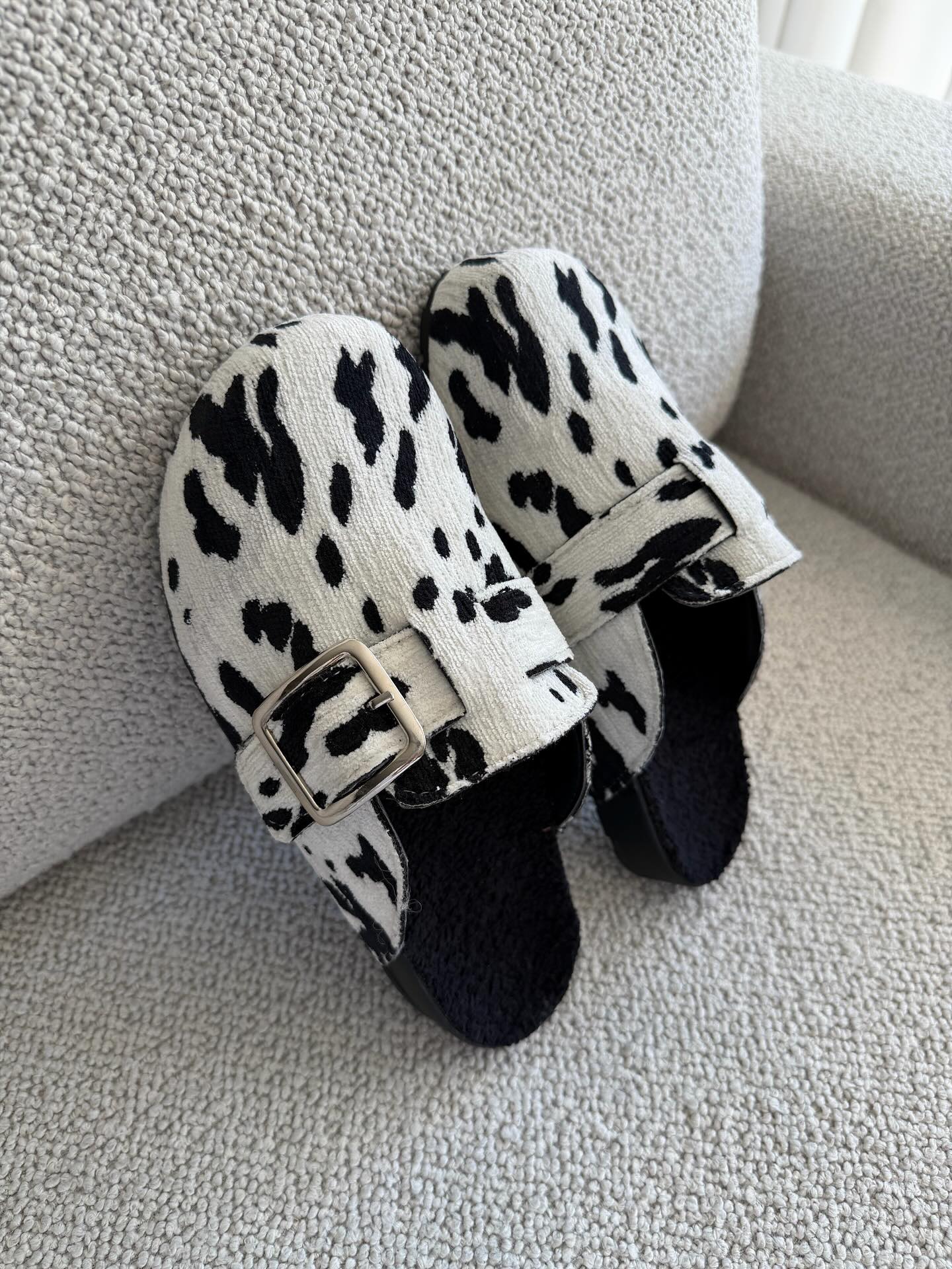 Cow-spotted velvet slippers