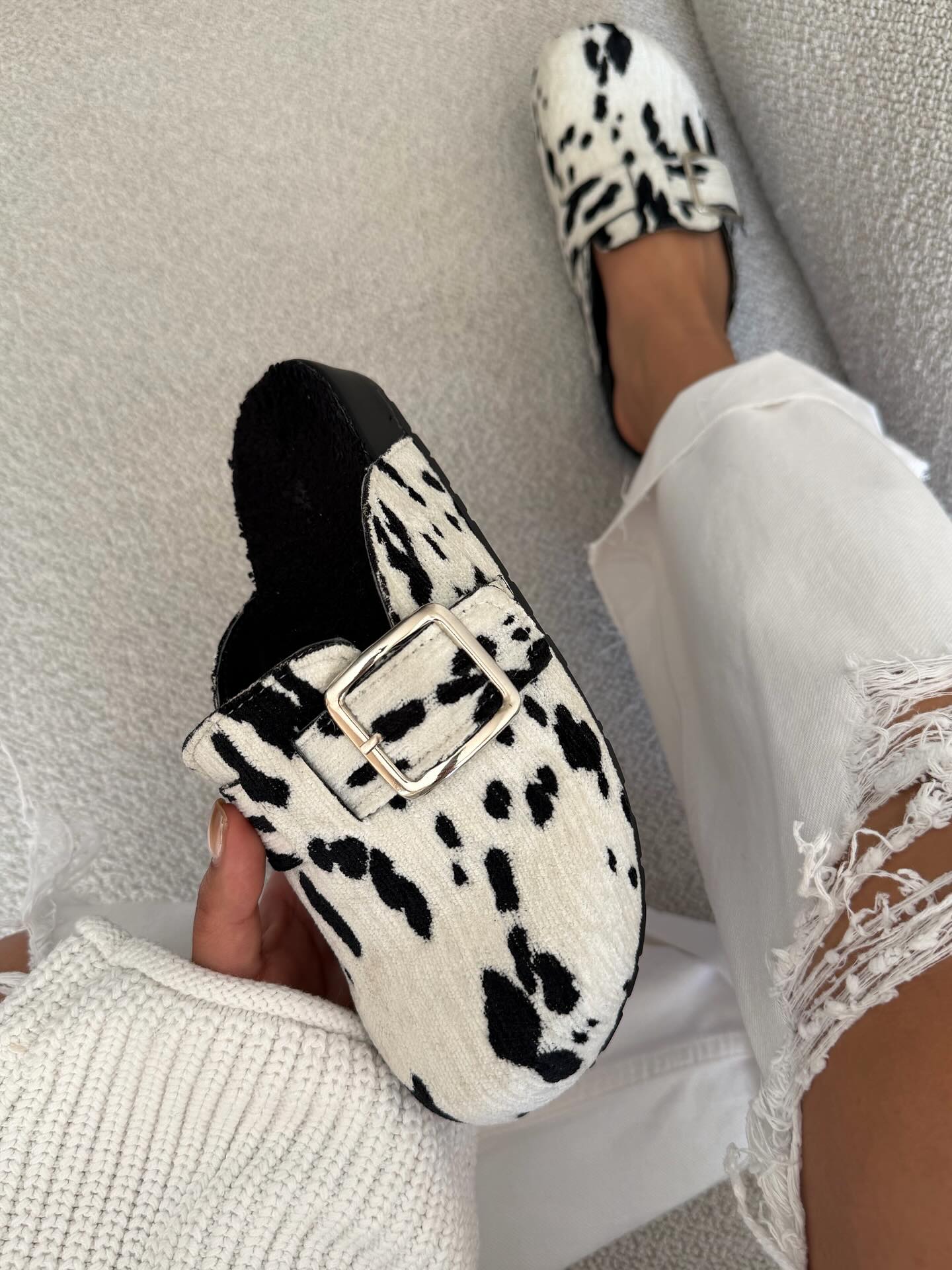 Cow-spotted velvet slippers