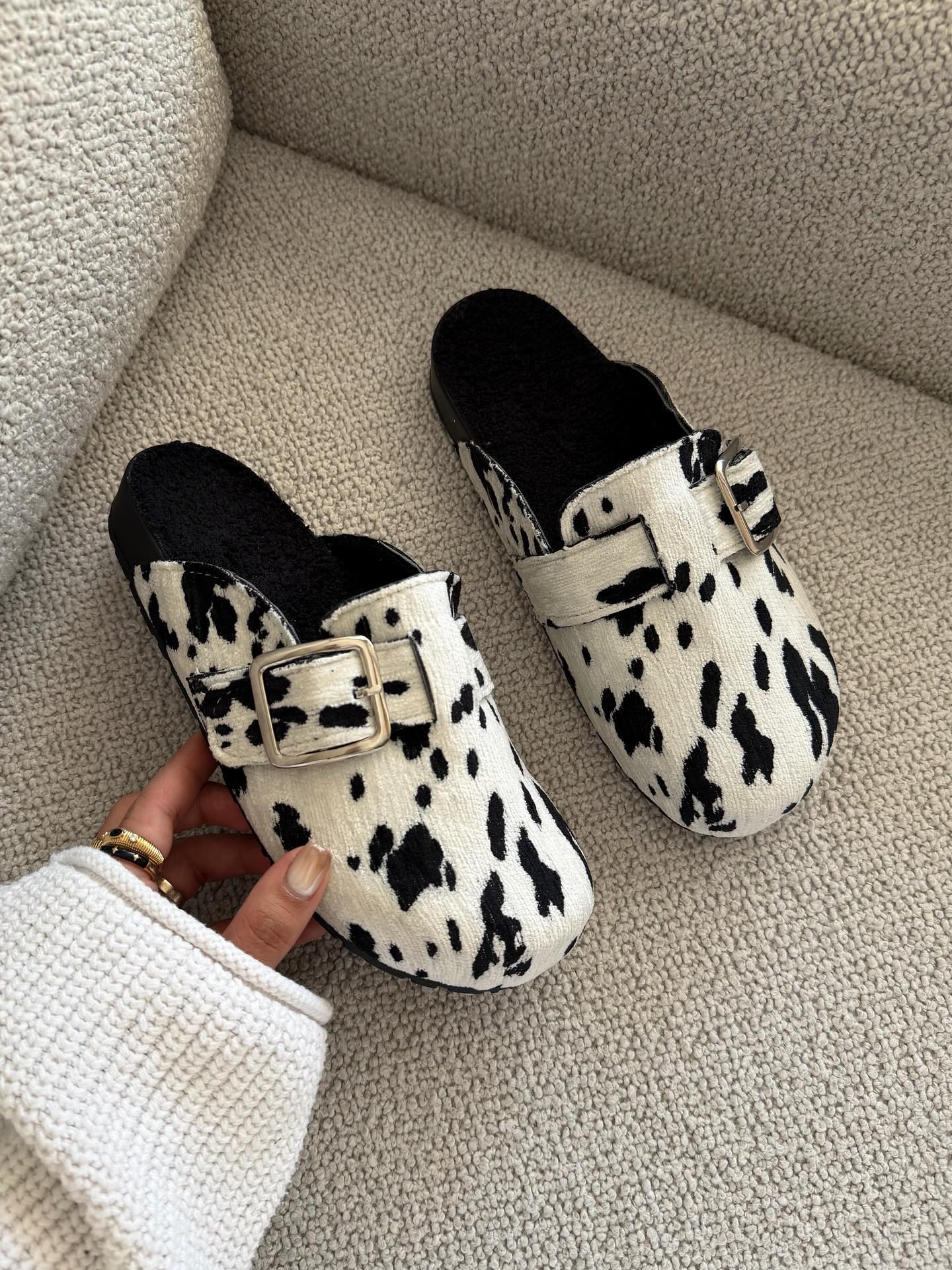 Cow-spotted velvet slippers