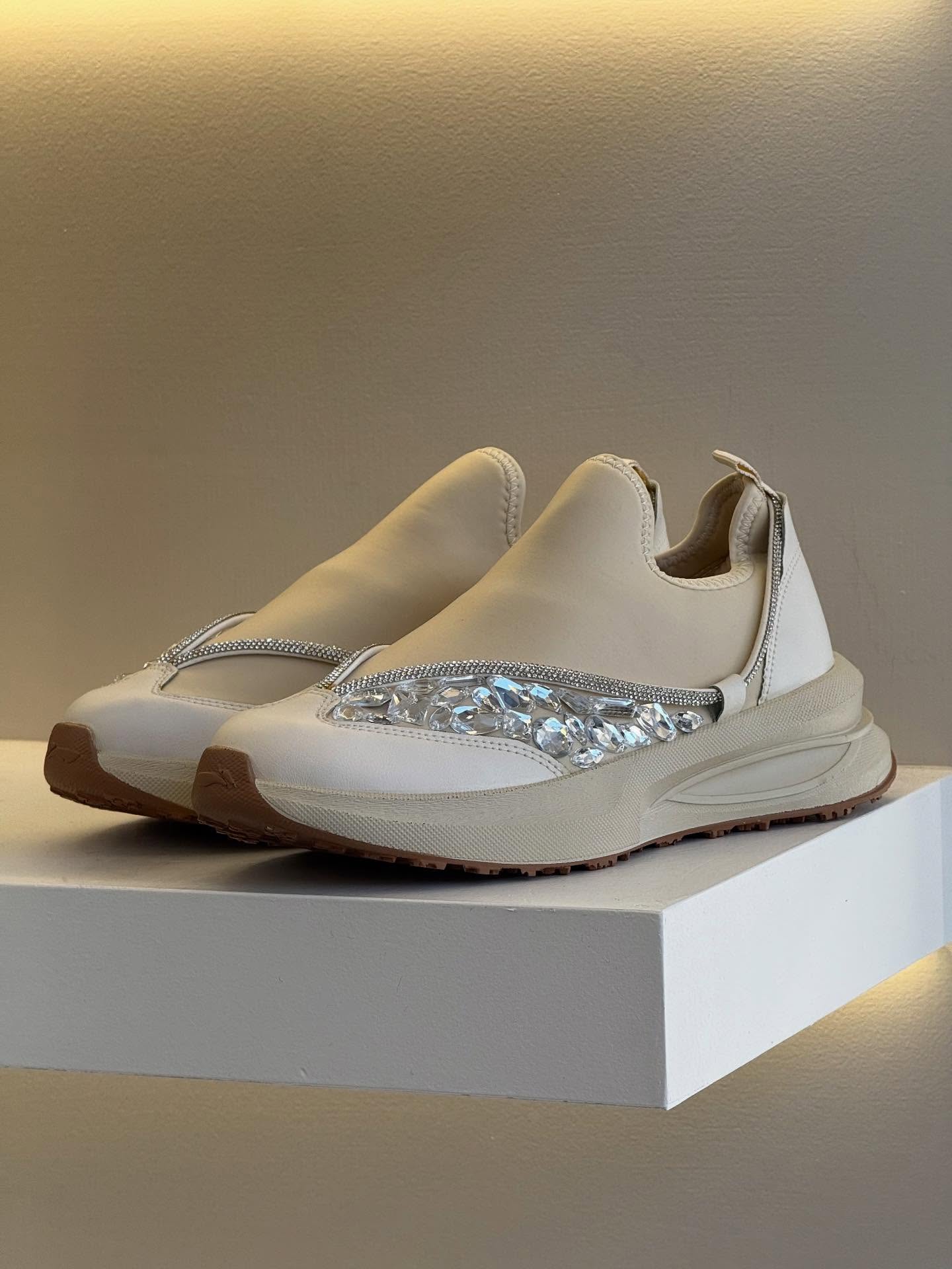 Milky white diamond-encrusted casual shoes